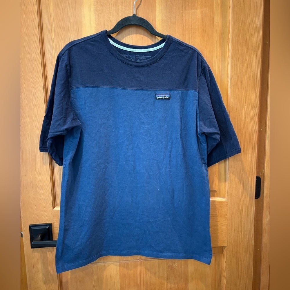 Patagonia Men’s Two Toned Tshirt Blue size medium.